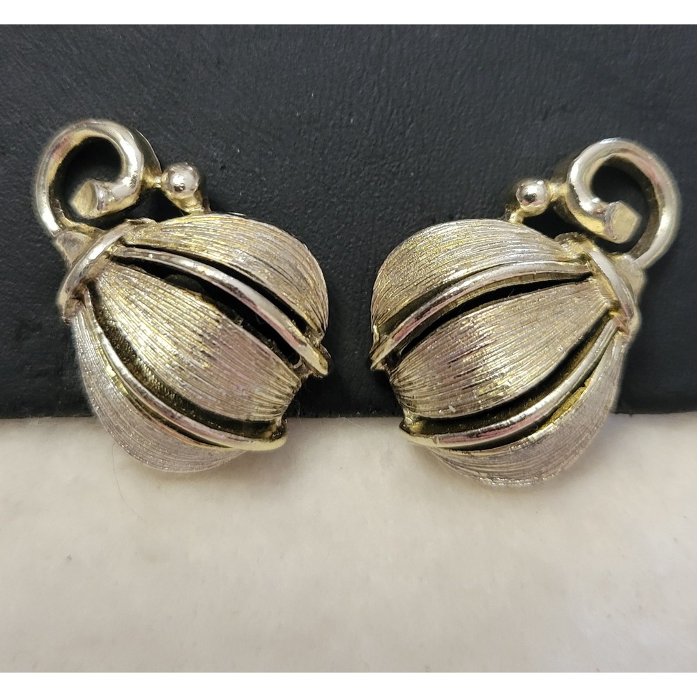 Vintage TARA Signed Light‎ Gold Tone Stylized Flower Bud Clip On Earrings